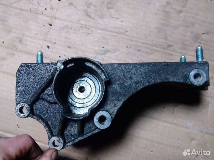 Кронштейн генератора volkswagen golf