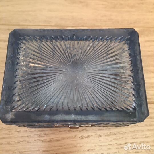 Старинная шкатулка из голубого стекла