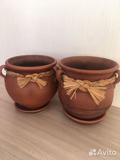 Большой глиняный горшок цветочный