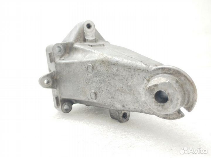 Кронштейн двигателя левый Mercedes-Benz C-Class