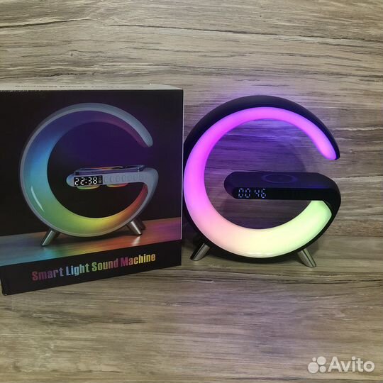 Светильник с RGB, беспроводной зарядкой и колонкой