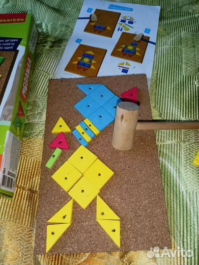 Мозаика с гвоздями и молоточком