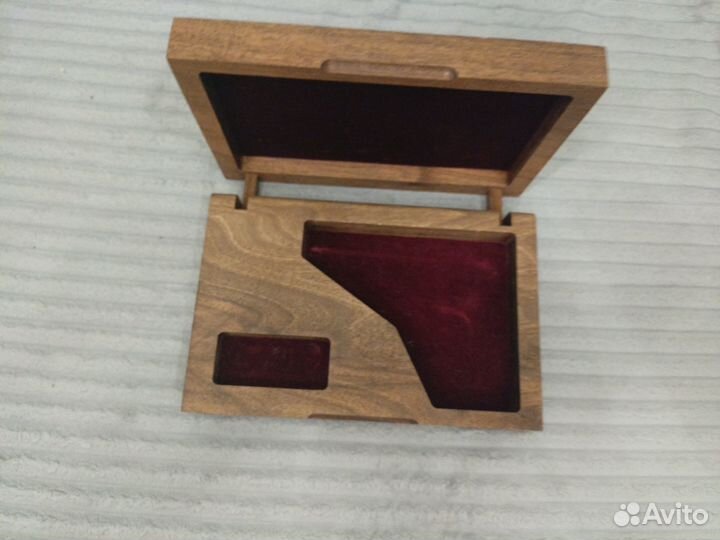 Деревянный подарочный ящичек для пистолета