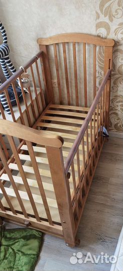 Детская кровать с маятником и матрасом