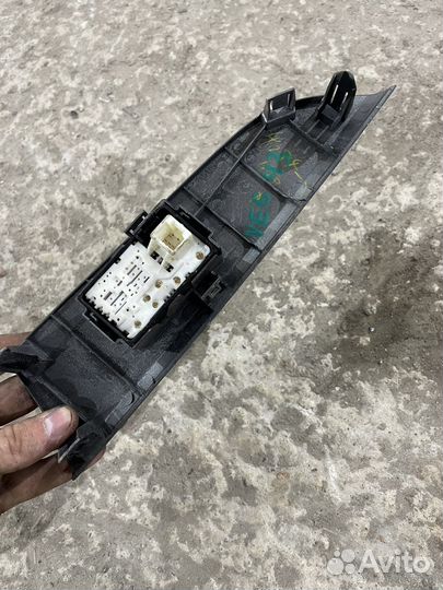 Кнопка стеклоподъемника toyota land cruiser 200