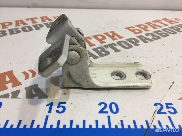 Петля нижняя задней двери Лев. Пежо 4007 2010г