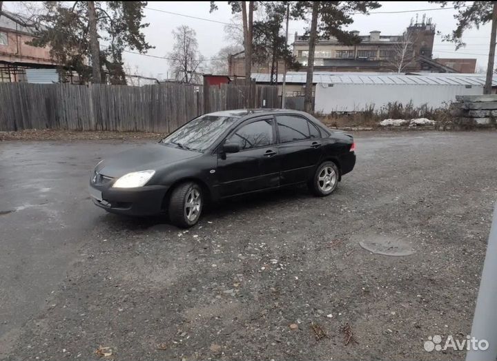Mitsubishi Lancer 1.6 МТ, 2004, битый, 450 000 км