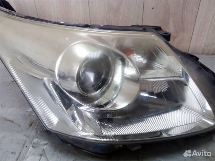 Фара правая Toyota Avensis