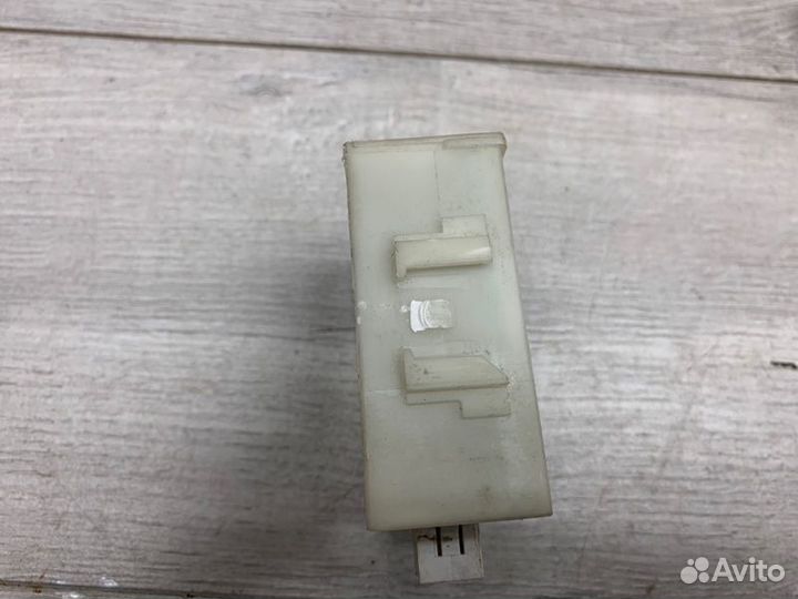 Блок управления центральным замком Toyota Avensis
