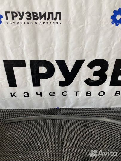 Уплотнитель стекла двери правый Renault T