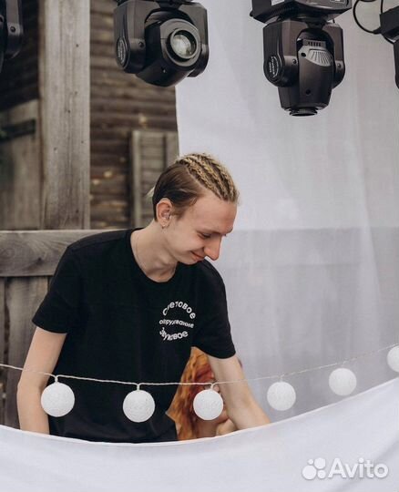 Диджей с оборудованием