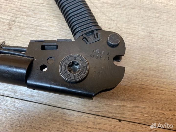 Замок ремня безопасности передний правый Land