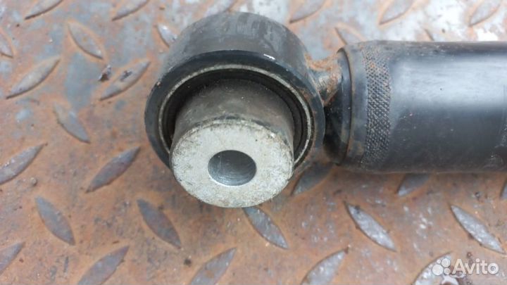 Стойка амортизатора задняя правая Land Rover