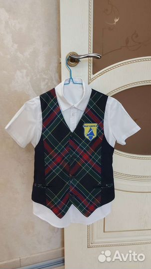 Белые рубашки и жилет