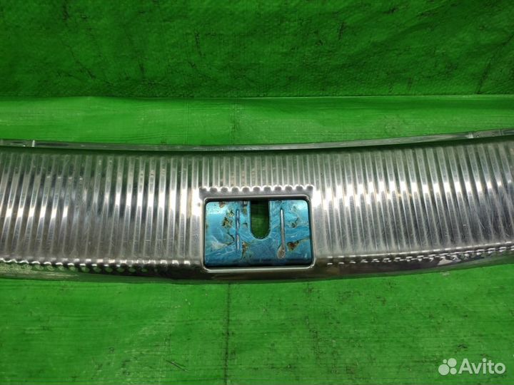 Накладка на замок багажника зад. Volkswagen Touare