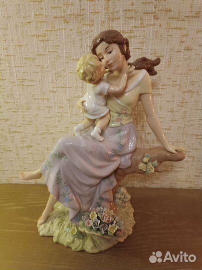 Фарфоровая статуэтка