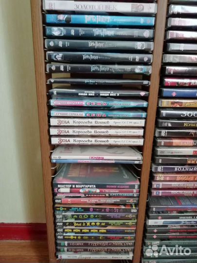 Диски с фильмами, стойки для дисков