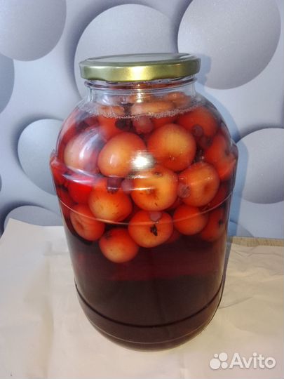 Компоты домашнего производства, соленья