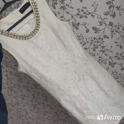 Платье белое с красивой вышивкой