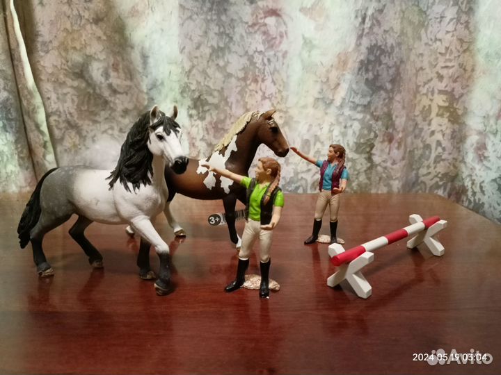Schleich всадники, скачки, лошади