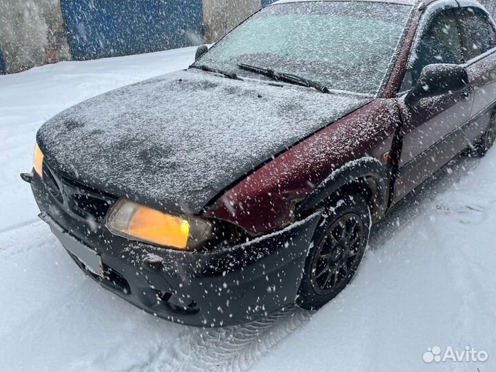 Mitsubishi Carisma 1.8 МТ, 1997, битый, 300 000 км