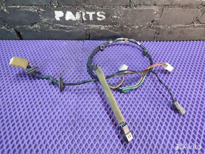 Коса двери передняя правая Nissan Vanette