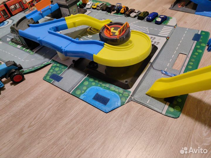 Трек,парковка,город с машинками хот вилс