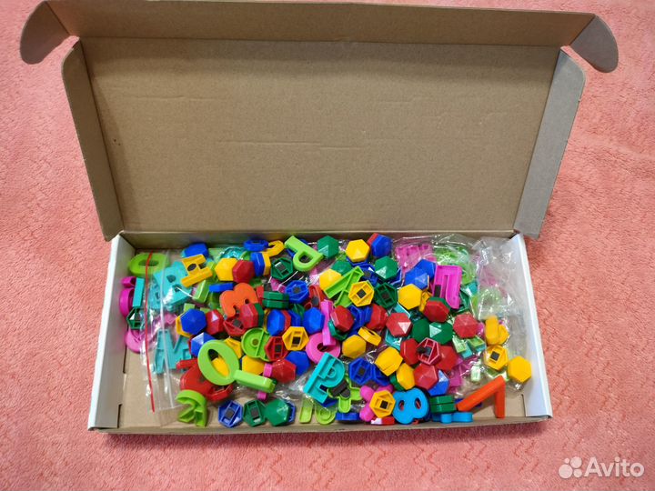 Продаю мольберт с магнитами и домик