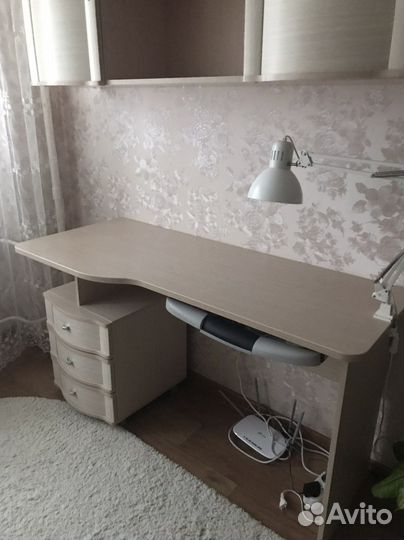 Комьютерный стол и антресоль