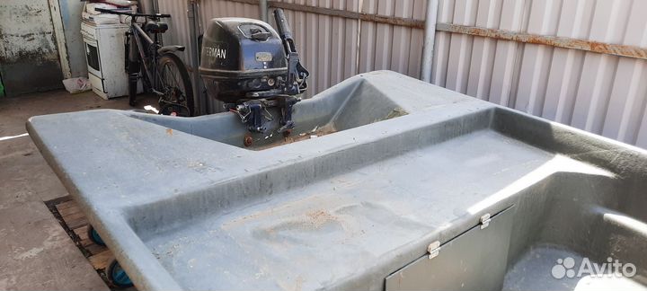 Лодка пластиковая с мотором и прицепом