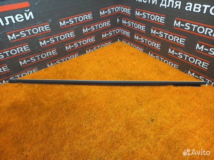 Молдинг стекла двери передний правый Porsche