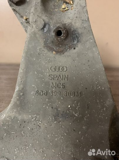 Кронштейн двигателя правый Passat B5