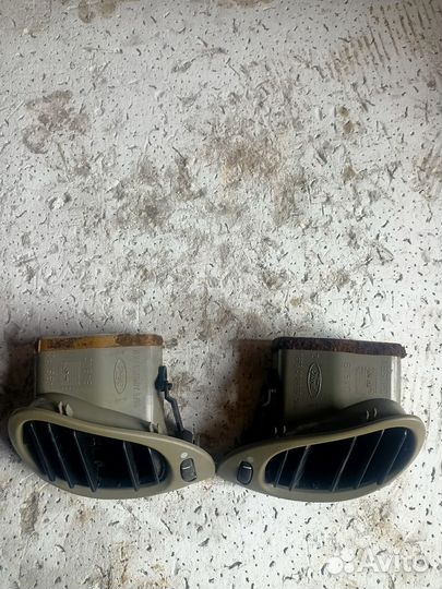 Дефлектор воздушный левый правый Ford Fiesta 4