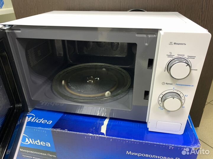 Микроволновая печь Midea MM720C4E-W