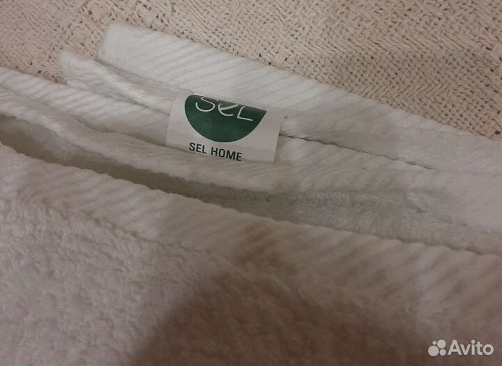 Белое новое махровое полотенце 100180