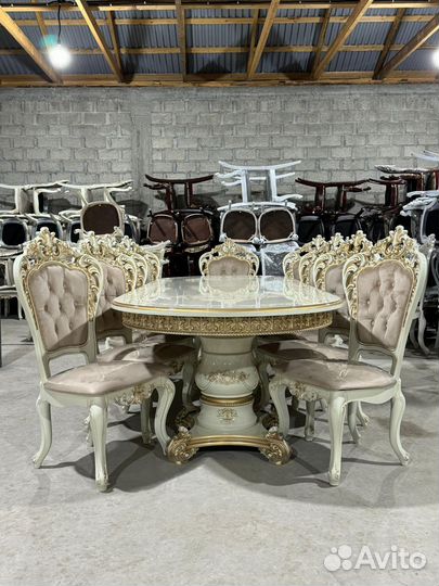 Стол и стулья