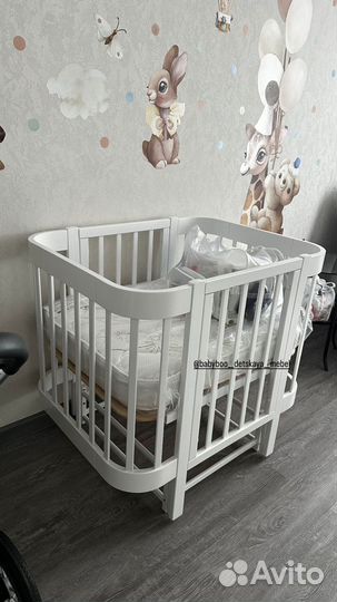 Детская кроватка с маятником и колесами
