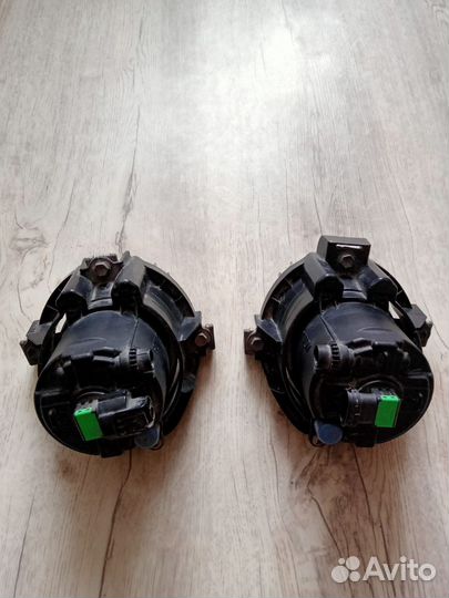 Противотуманки Toyota isis