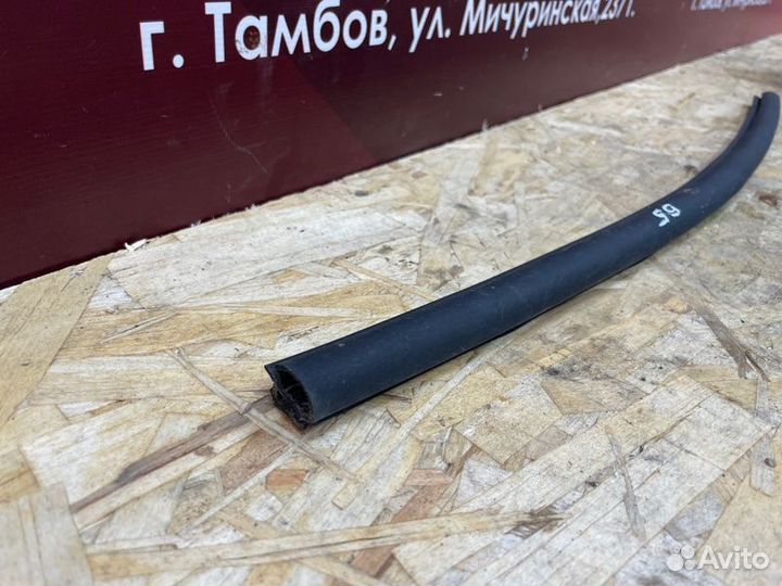 Уплотнительная резинка боковой двери передняя