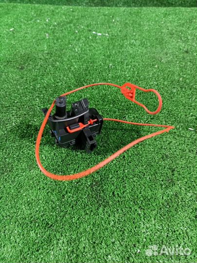 Замок лючка бензобака Audi A4 B8 cdnc (2.0) 2009