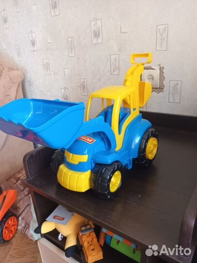 Игрушка трактор большой