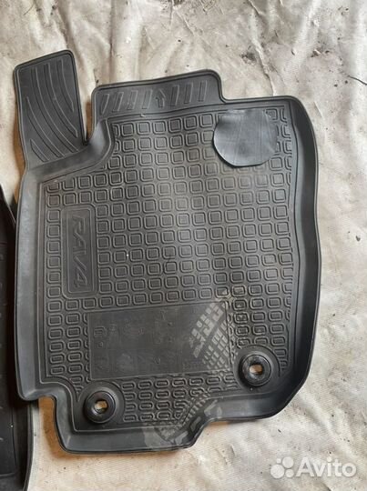 Коврика на RAV 4