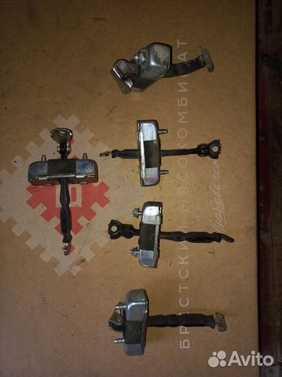 Ограничитель двери на Тойота королла 150 кузов