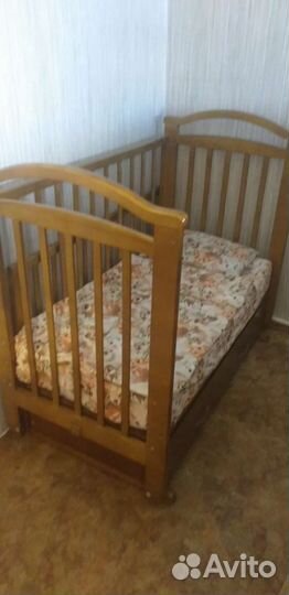 Детская кроватка с маятником