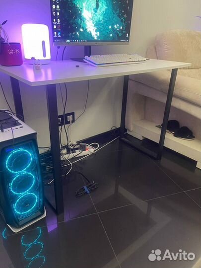 Компьютерный стол белый лофт