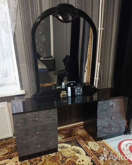 Кровать евро. 2 при кроватные тумбочки и зеркало