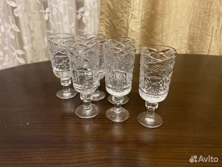 Хрустальные рюмки на ножке