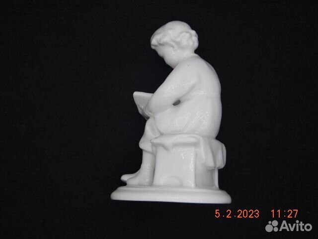 Фарфоровая статуэтка Юный Ленин Мальчик с книгой