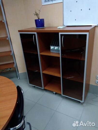 Офисный шкаф для аппаратуры и канцпринадлежностей