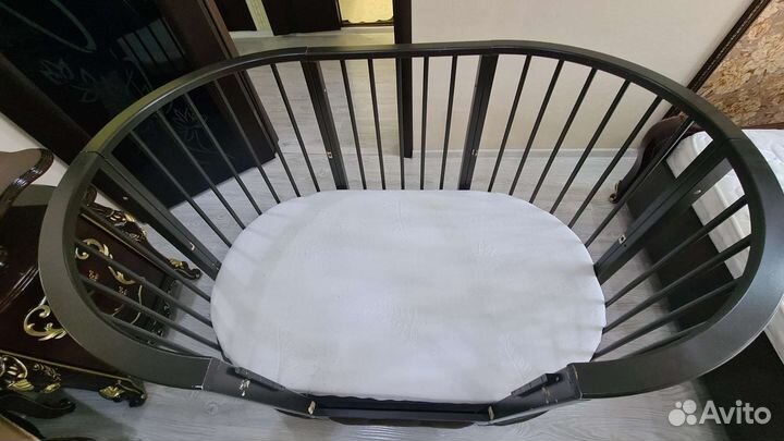 Детская кроватка с маятником